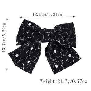 Detailansicht der großen Blumen-Haarschleife, 13,5 cm x 13,7 cm, in Schwarz und Weiß
