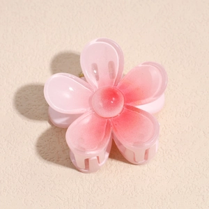 Détail de la pince à cheveux fleur de 4cm en acrylique rose avec dégradé de couleur