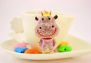 Détail du porte-clés vache mignonne avec strass blancs et émail sur une tasse