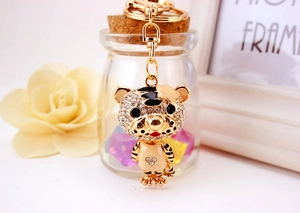 Détail du porte-clés tigre avec strass en cristal et pendentif en cœur doré poli