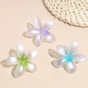 Pinzas para el cabello con flores de plumeria perladas en colores violeta verde y azul