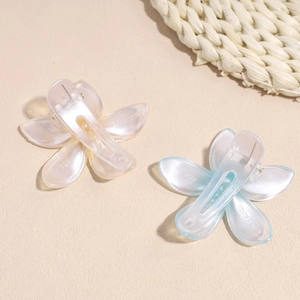 Elegantes pinzas para el cabello con flores nacaradas en beige y azul decoradas