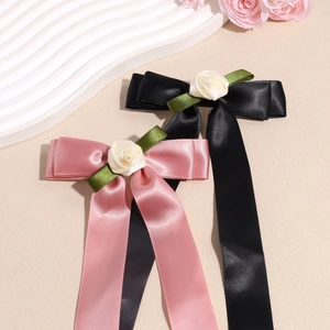 Elegante fermaglio per capelli in raso con fiocco, rosa e nastri lunghi rosa e neri