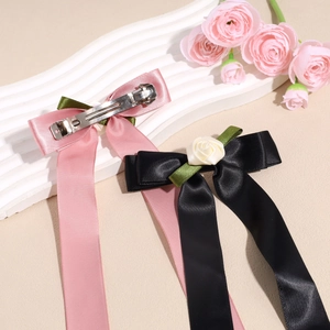 Eleganti fermagli per capelli in raso con fiocchi, nastri lunghi e rosa in rosa e nero
