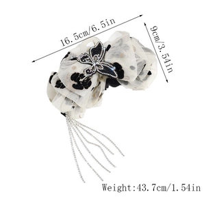 Détail de la pince à cheveux papillon à franges strassées, dimensions 16,5cm x 9cm
