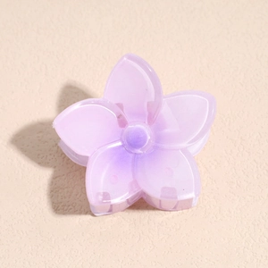 Gros plan sur une pince à cheveux fleur de 4 cm en acrylique translucide violet dégradé