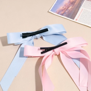 Set di eleganti fermagli per capelli con fiocchi di raso azzurro e rosa e clip in metallo