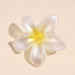 Vista detallada de pinza para el pelo de plumeria con degradado blanco perlado y amarillo