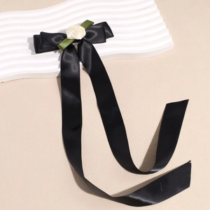 Elegante fermaglio per capelli in nastro di raso nero con rosa di stoffa panna
