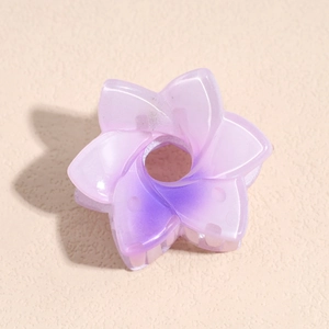 Détail macro d'une pince à cheveux fleur de 4cm en résine mate avec dégradé violet