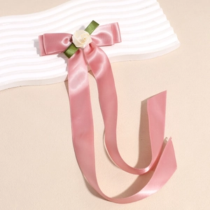 Fermaglio per capelli in raso rosa con rosa in tessuto crema e lunghi nastri