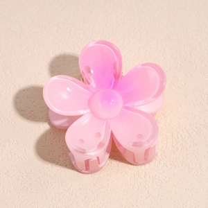 Vue détaillée de la pince à cheveux fleur de 4cm avec pétales roses dégradés et ressort métal