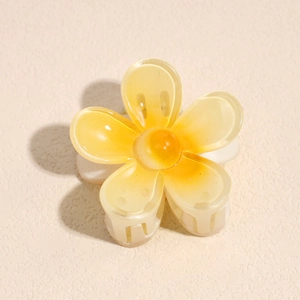 Vue détaillée d'une pince à cheveux fleur de 4cm avec dégradé jaune et texture acrylique