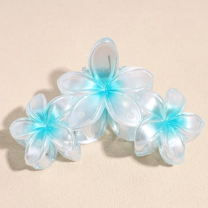 Gros plan sur la pince à cheveux bleu clair nacré avec design à trois fleurs
