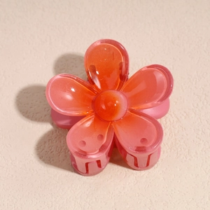 Vue détaillée de la pince à cheveux fleur de 4 cm orange avec des pétales translucides