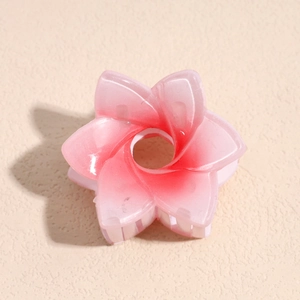 Détail de la pince à cheveux 4cm avec dégradé de rose et finition en résine lisse