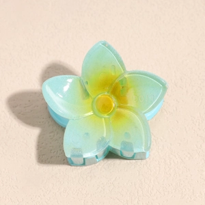 Gros plan sur pince à cheveux fleur de 4cm bleue avec texture mate givrée
