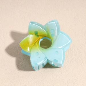 Détail d'une pince à cheveux fleur de 4cm avec un fini céramique dégradé bleu
