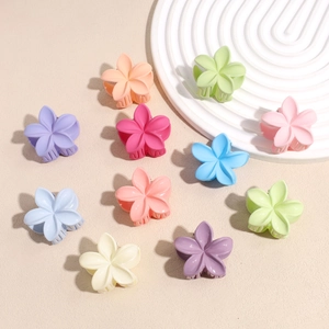 Mini Pince à Cheveux Fleur Macaron Mat pour Femmes Forme de Plumeria Shark Clips Accessoires de Coiffure Floraux Été