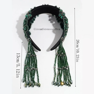 Serre-tête baroque vert foncé avec perles émeraude et détails de franges en cristal