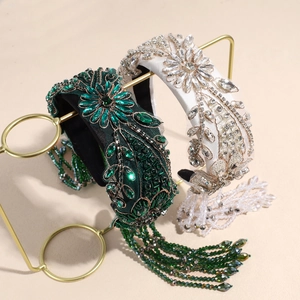 Serre-tête baroque en velours vert émeraude avec pampilles en strass et cristaux