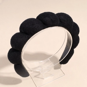Gros plan du serre-tête noir rembourré avec texture éponge douce et design en forme de nuage