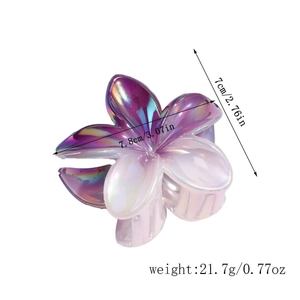 Macro detail of pearlescent flower hair claw clip with 7.8cm size and gradient finish