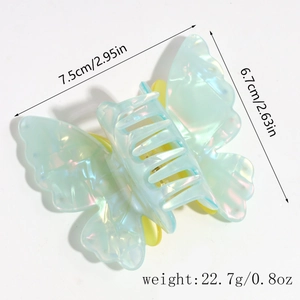 Détail d'une pince à cheveux papillon bleu clair nacré avec dimensions de 7,5 cm