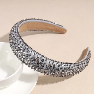 Détail d'un serre-tête large en velours avec paillettes argentées et perles métalliques