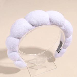 Détail du bandeau en éponge blanche moelleuse avec texture en tissu éponge sur support de vente