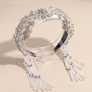Détails des perles de cristal et des longs glands sur le large serre-tête baroque chic