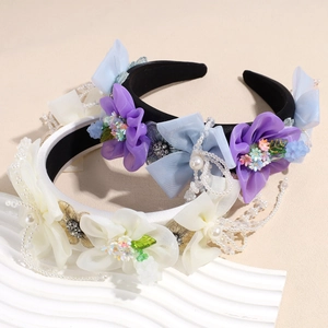 Serre-têtes élégants avec fleurs en tissu, perles et rubans, styles noir et blanc