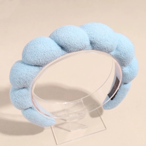 Vue détaillée du serre-tête en éponge bleu clair rembourré avec texture en tissu éponge