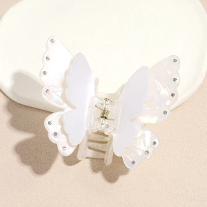 Vue détaillée d'une pince à cheveux papillon nacrée à double couche avec bords en strass