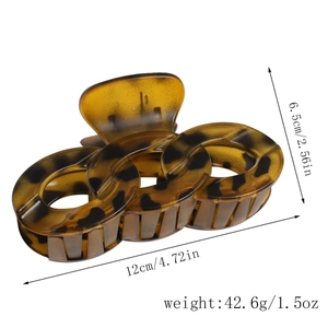 Detail view of a 12cm amber leopard print hair claw with stylish interlocking chain links