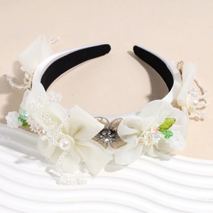 Détail de serre-tête fleurs en mousseline blanche avec perles et doublure velours antidérapant