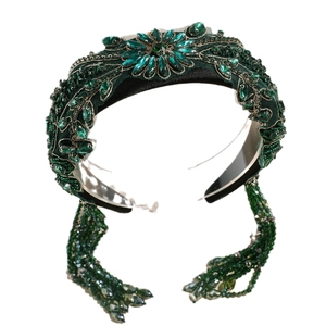 Serre-tête baroque en cristal vert émeraude avec de longs glands perlés sur fond blanc