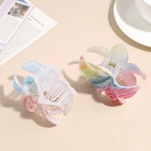 Molle per capelli a fiore con trama marmorea colorata per uno styling elegante