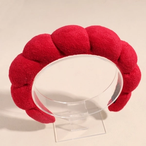 Détail d'un serre-tête en éponge rouge rembourré avec une texture douce en tissu éponge