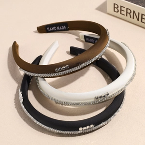 Serre-tête en satin rembourré avec double rangée de strass en noir, blanc et café