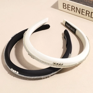 Serre-tête élégant en satin à strass noir et blanc avec étiquette faite à la main
