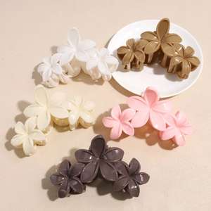 Lot de 5 pinces à cheveux élégantes avec trois fleurs de frangipanier 3D en résine mate