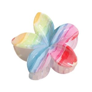Pinza per capelli a fiore di frangipane con sfumatura marmorea in acrilico colorato