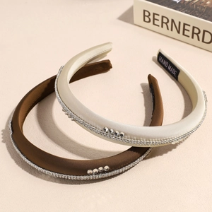 Serre-tête élégant en satin et strass marron et beige pour un effet de tête haute