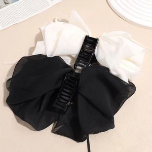 Grandes pinces à cheveux élégantes avec nœuds en maille noir et blanc pour coiffures