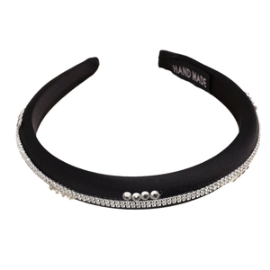 Serre-tête en satin noir rembourré avec strass brillants pour un effet de volume élégant