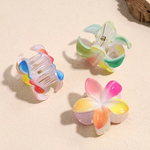 Drei Haarklammern in Blumenform mit buntem Farbverlauf und matter Perlglanz-Oberfläche