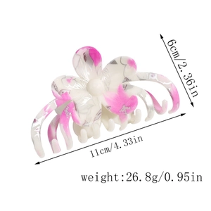 Detailansicht des Blumenmusters und der 11 cm Maße der großen Haarklammer für Damen