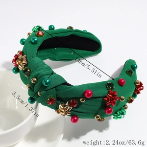 Dettaglio del cerchietto natalizio verde da 14cm con nodi, perline e strass multicolore