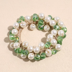 Vue détaillée de l'élastique à cheveux avec perles de cristal vertes et perles blanches